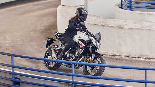 Honda CB500 Hornet dans un parking en plein virage