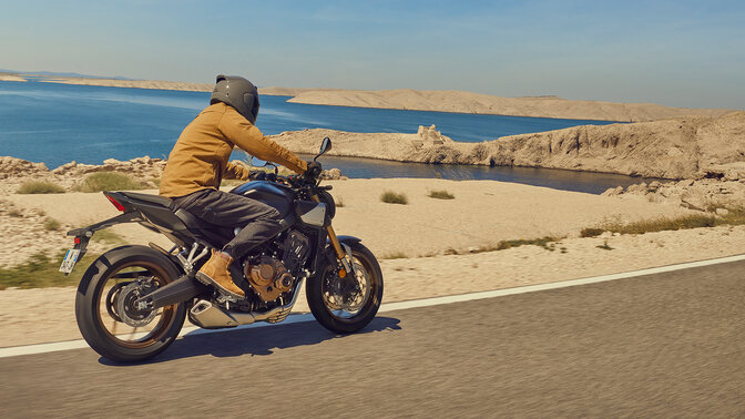 Honda CB650R circulant sur une route côtière