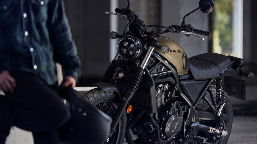 Vue de ¾ avant d'une Honda CL500 statique.