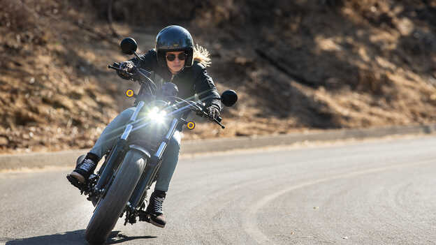 Vue d’une CMX500 Rebel avec son pilote.