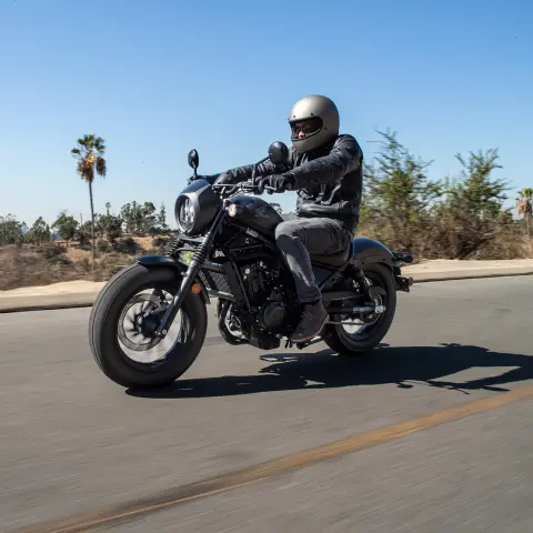 Honda CMX500 Rebel avec un pilote masculin sur route. 
