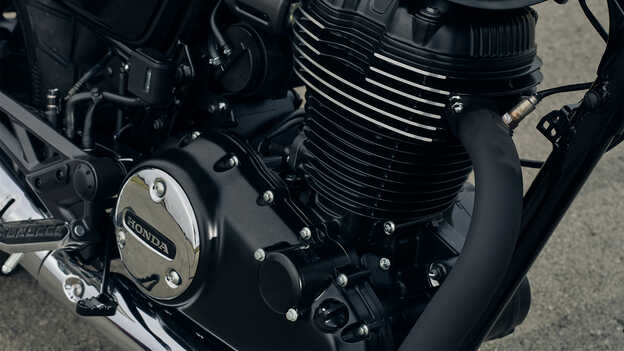 Gros plan sur le moteur monocylindre GB350S