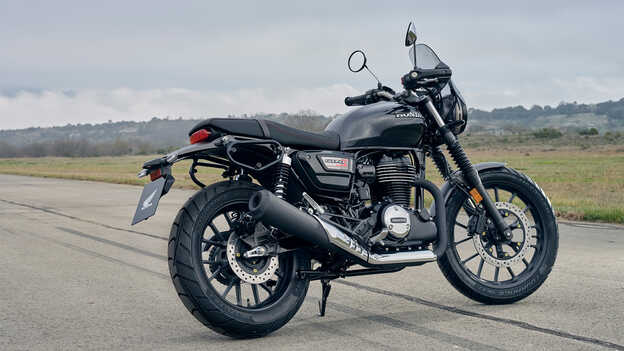 Vue latérale de la GB350S avec la moto sur la béquille latérale montrant le design du silencieux