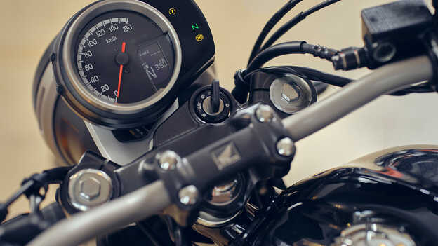 Gros plan sur le compteur de vitesse GB350S