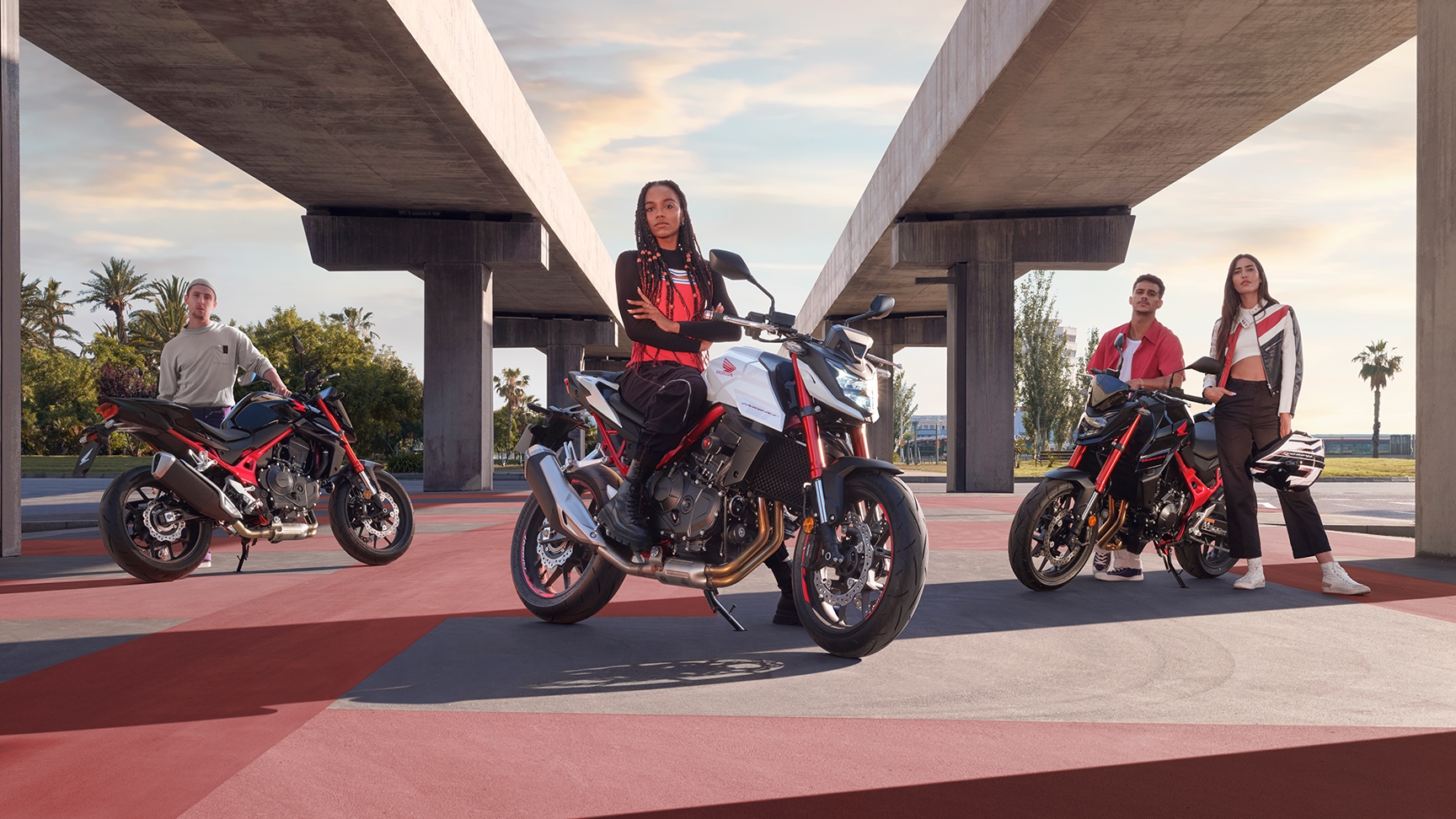 Image statique de la Honda CB750 Hornet en trois options de couleur 