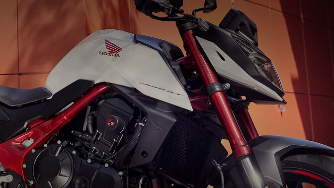 Gros plan sur la moto roadster streefighter Honda CB750 Hornet - permis A2.