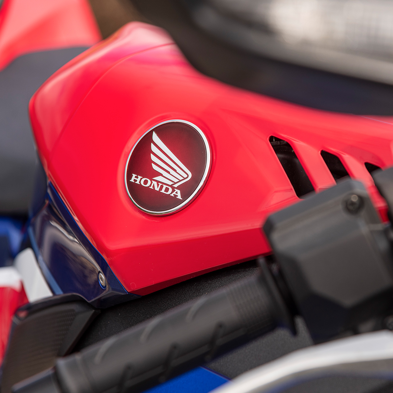 Logo ailé de la Honda CBR1000RR-R sur le réservoir de carburant