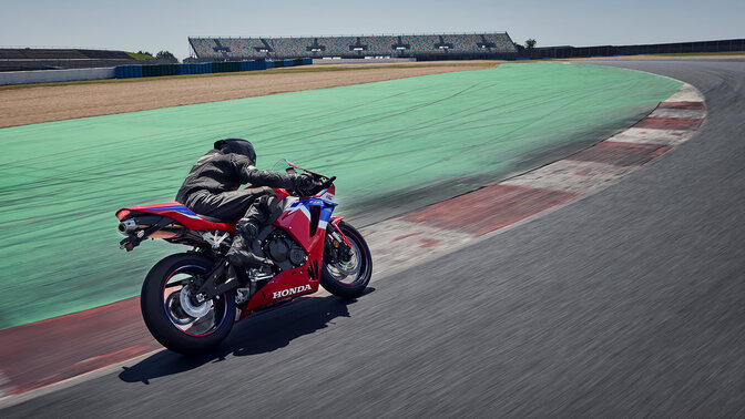 Vue de côté de la CBR600RR en mouvement sur un circuit