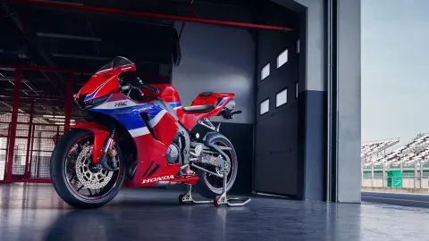 Vue de trois quarts avant de la CBR600RR à l’arrêt dans un garage.