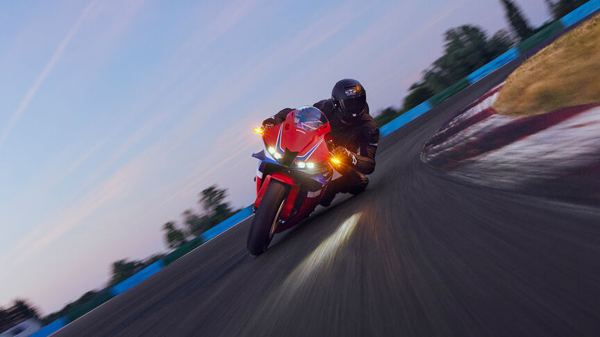 Cliché de la CBR600RR sur une piste de garage à l’arrêt.