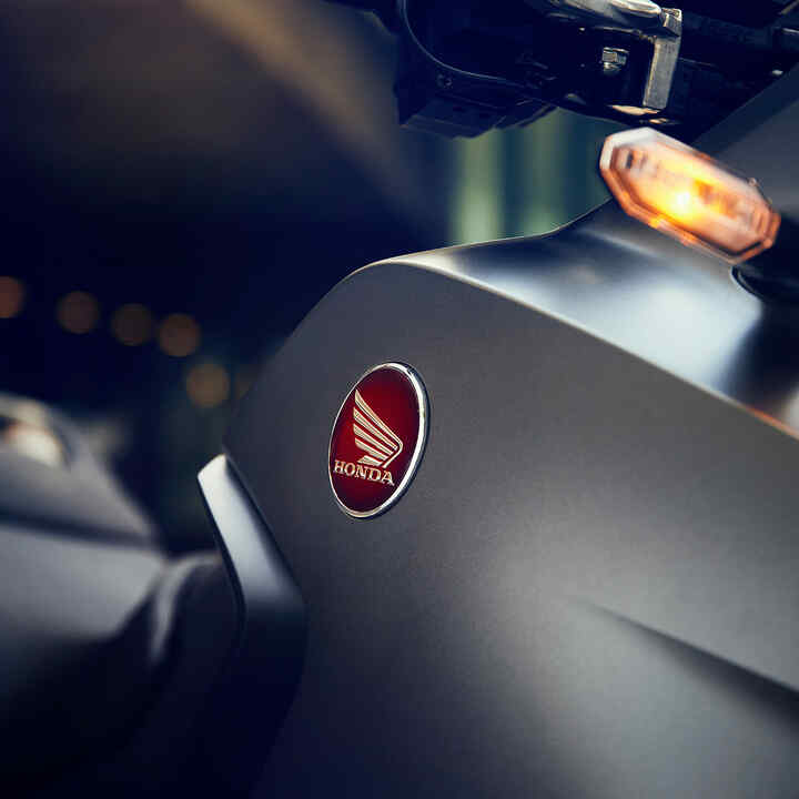 Logo ailé Honda sur le réservoir de carburant de la NT1100