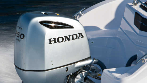 BF250 outboard motor, 3-quarter exterior