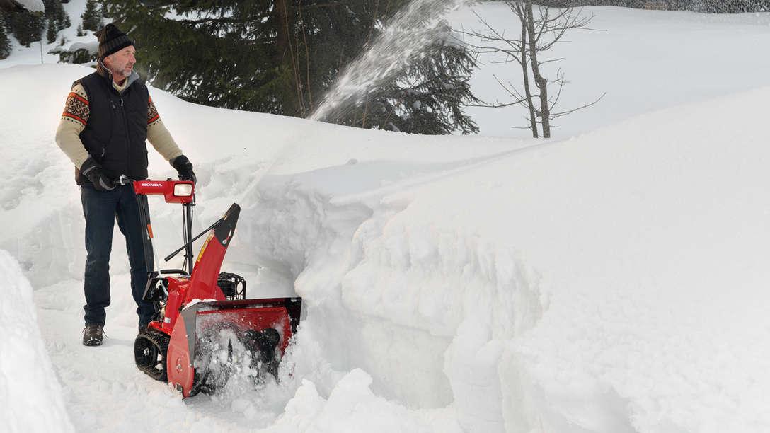 Le modèle Série 6 utilisé par un démonstrateur, dans la neige.