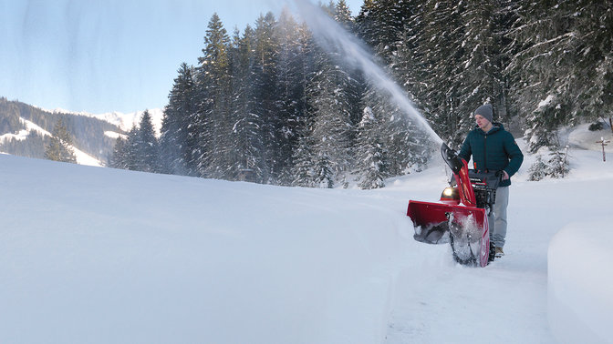 projection à grande distance de la fraise à neige utilisée dans une neige profonde