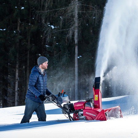 Le modèle Série 9 utilisé par un démonstrateur, dans la neige.