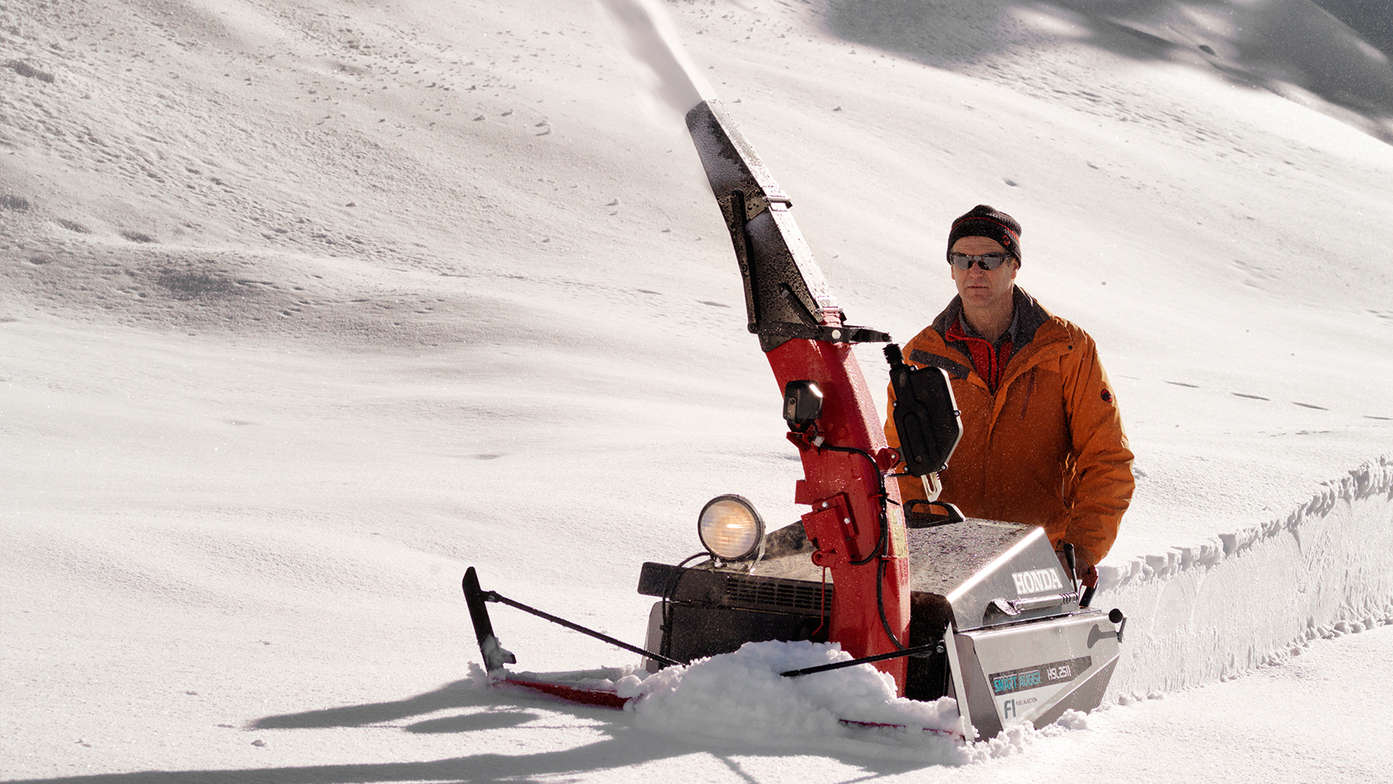 Fraise à neige Honda, utilisée par un démonstrateur, dans un lieu enneigé.