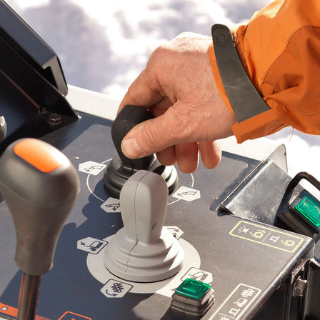 Vue rapprochée des commandes de la fraise à neige.