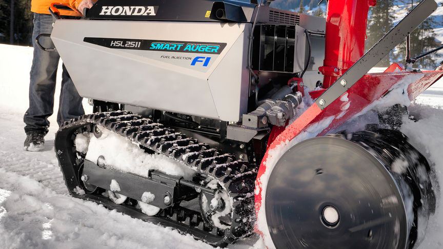 Gros plan des chenilles de la fraise à neige à injection.