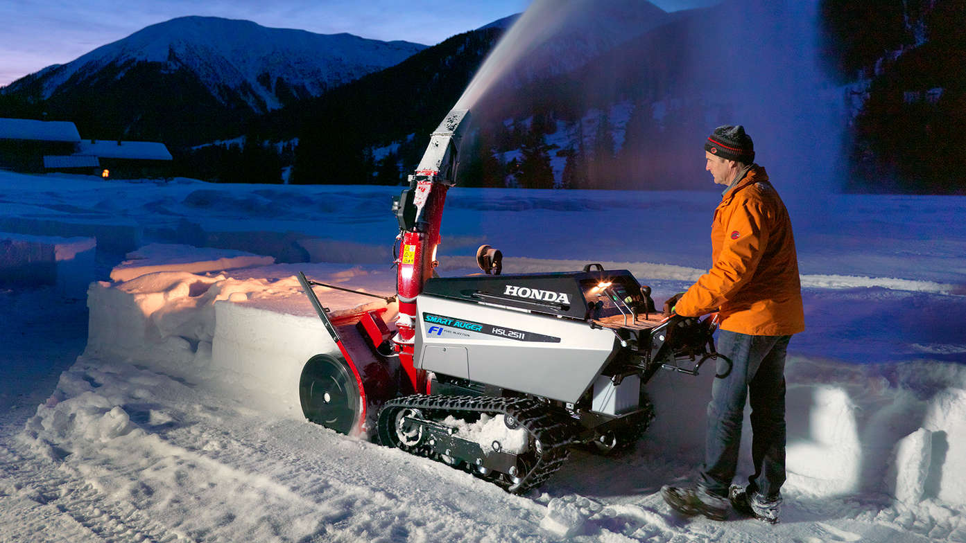 Fraise à neige Honda, utilisée par un démonstrateur, dans un lieu enneigé.