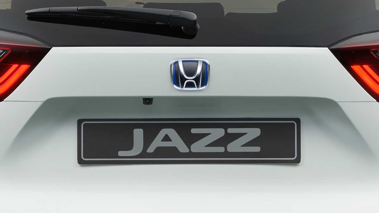 Gros plan sur la caméra de recul de la Honda Jazz Hybrid.