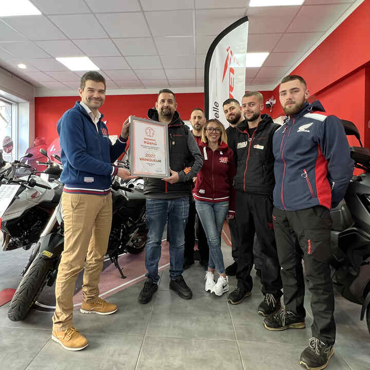 Concessionnaires motos Honda célébrant leur remise de prix.