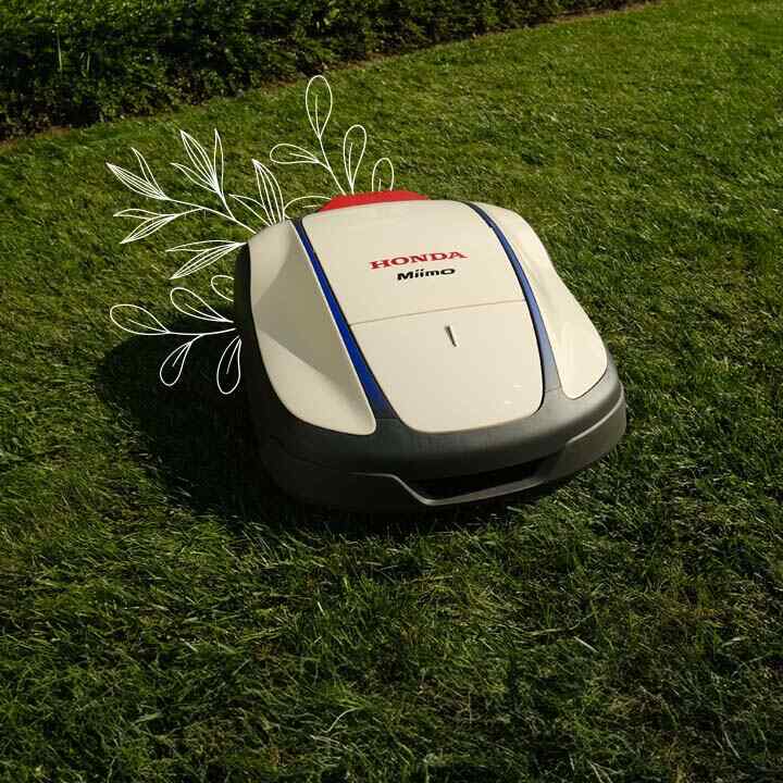 Dame utilisant un souffleur Honda dans un jardin.