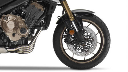 Roadster Honda Permis A2 CB650R Neo Sports Café, côté droit, moteur et roue avant en gros plan, prise en studio