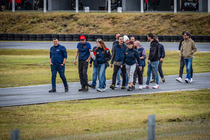 Les participants des 7h60 examinant la piste