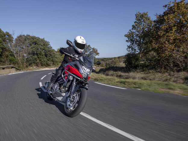 Transalp en mouvement sur route